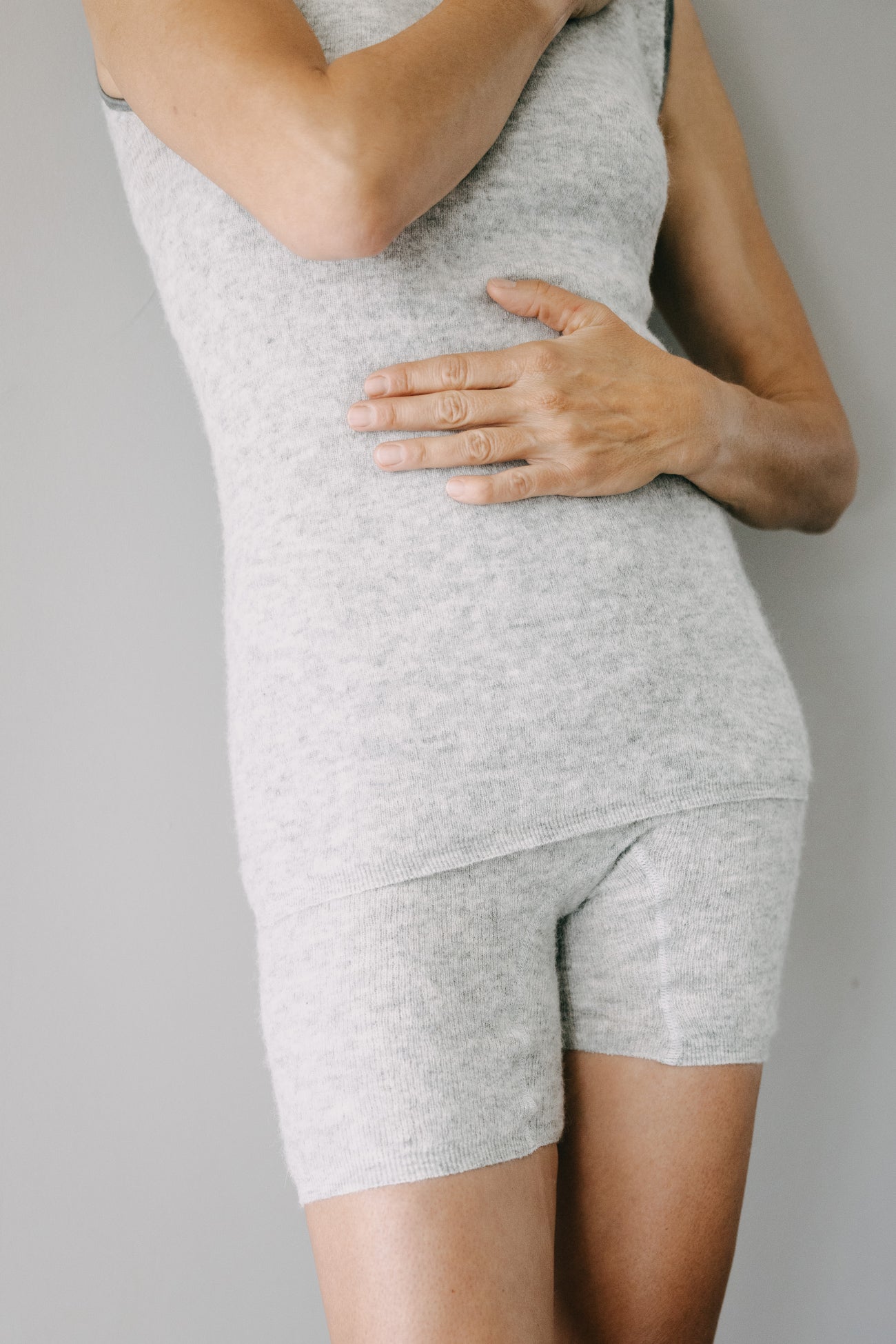 ALPAKA Damen Panty AMARU: Weiches, knielanges, heather-graues Set aus Top und Shorts, betont Komfort und atmungsaktive Alpakafaser für optimalen Sitz und Hautgefühl.